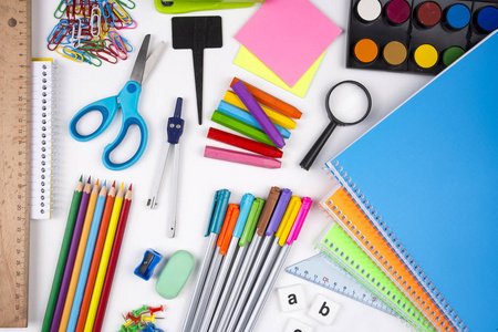白底孤品 学校用品的秩序与起点